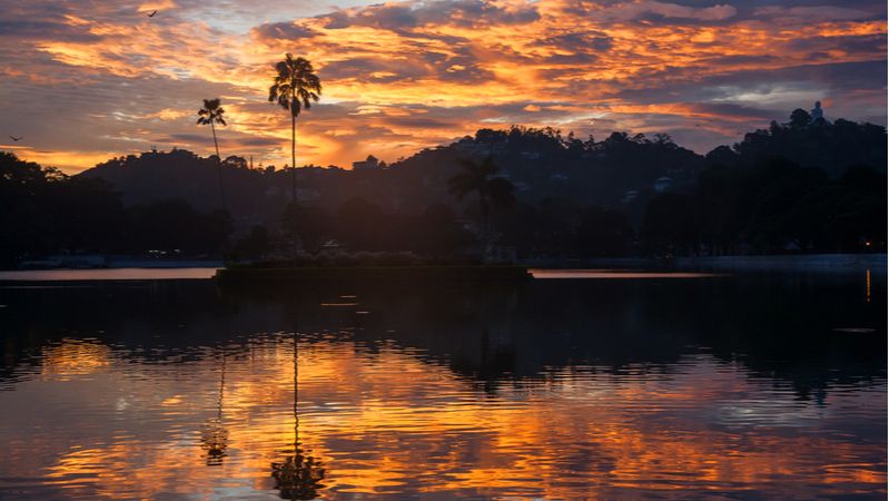 Witness The Amazing Sunrise At Kandy Lake